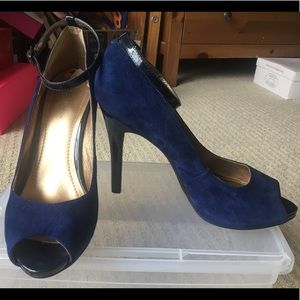 Dark blue suede/patent peep toe pumps